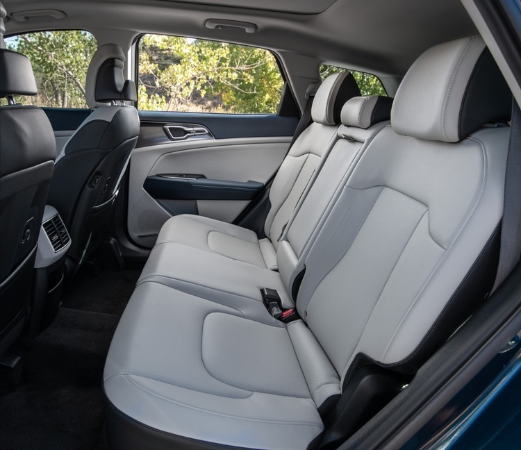 Interior del Kia Sportage Hybrid 2023 con el mejor espacio para las piernas en la segunda fila de su clase