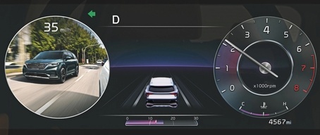 Primer plano del monitor de vista en el punto ciego en el interior del Kia Sportage Hybrid 2023