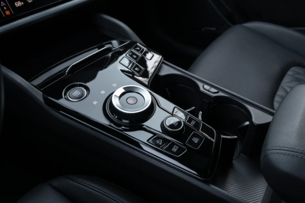 Selector de marchas con tecnología Shift-by-Wire en el interior del Kia Sportage Plug-In Hybrid 2023