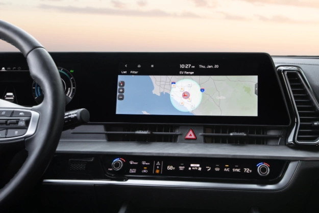 Primer plano de las pantallas panorámicas dobles de 12.3" con características de navegación en el interior del Kia Sportage Plug-In Hybrid 2023