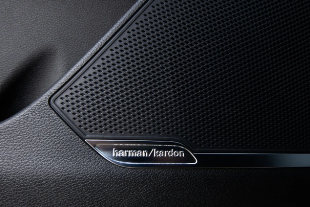 Sistema de altavoces premium Harman Kardon en el interior del Kia Sportage Plug-In Hybrid 2023