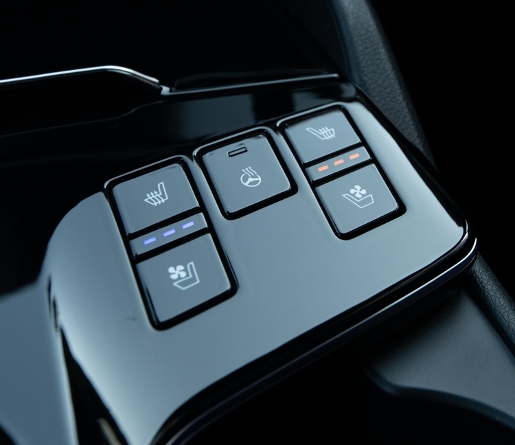 Primer plano de los asientos delanteros calefaccionados y ventilados en el Kia Sportage Plug-In Hybrid 2023