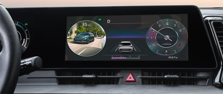 Kia Sportage Plug-In Hybrid 2023 utilizando la tecnología del monitor de vista en el punto ciego