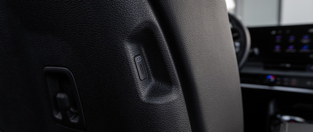 Primer plano de los puertos de carga rápida USB-C en el interior del Kia Sportage Plug-In Hybrid 2023