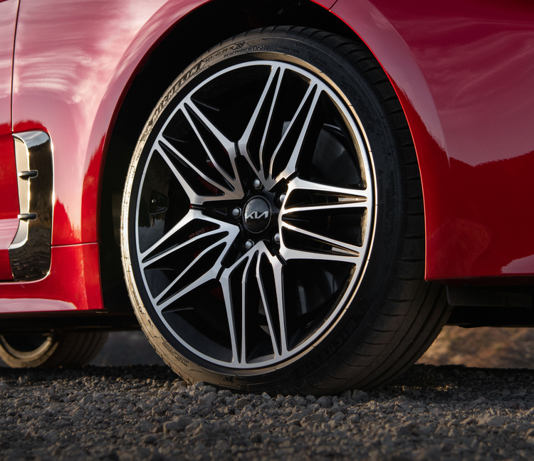 Primer plano de los neumáticos Michelin del Kia Stinger 2022