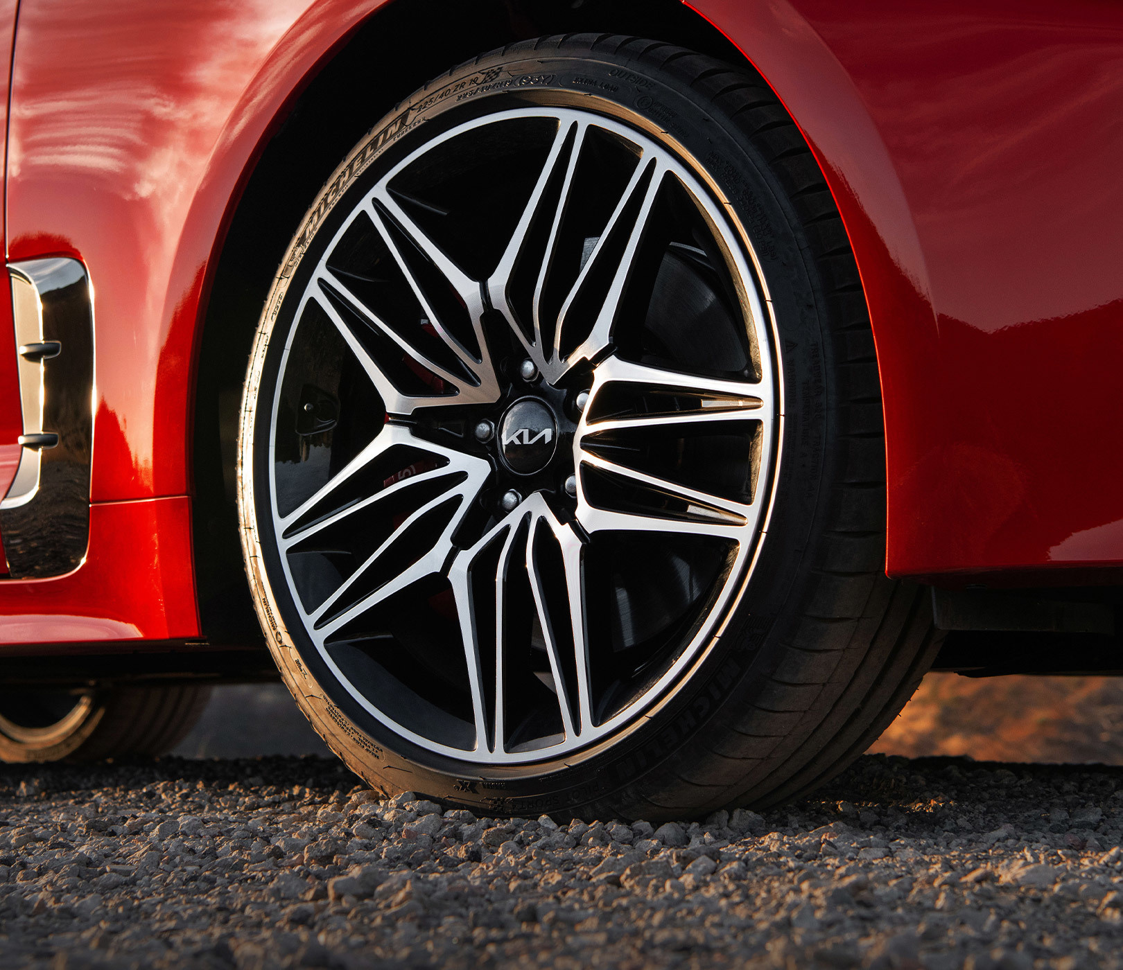 Primer plano de los neumáticos Michelin del Kia Stinger 2023