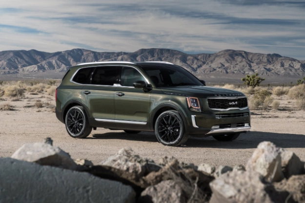 2022 Kia Telluride Parked Off Road In Front Of Mountains Three-Quarter View