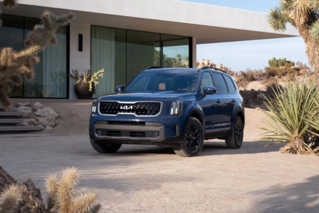 2023 Kia Telluride Parked In Front Of A House Three-Quarter View