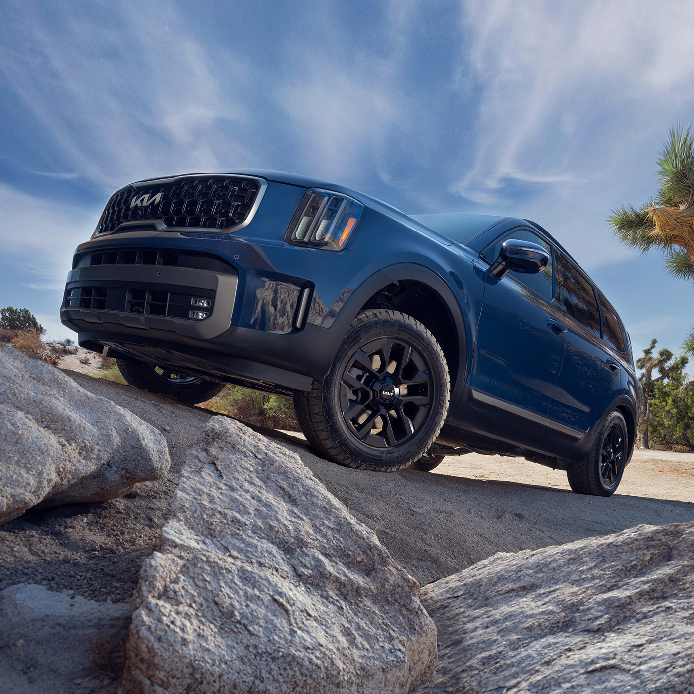 2023 Kia Telluride Driving Off Road Over Large Rocks With Improved Approach And Departure Angles Three-Quarter View