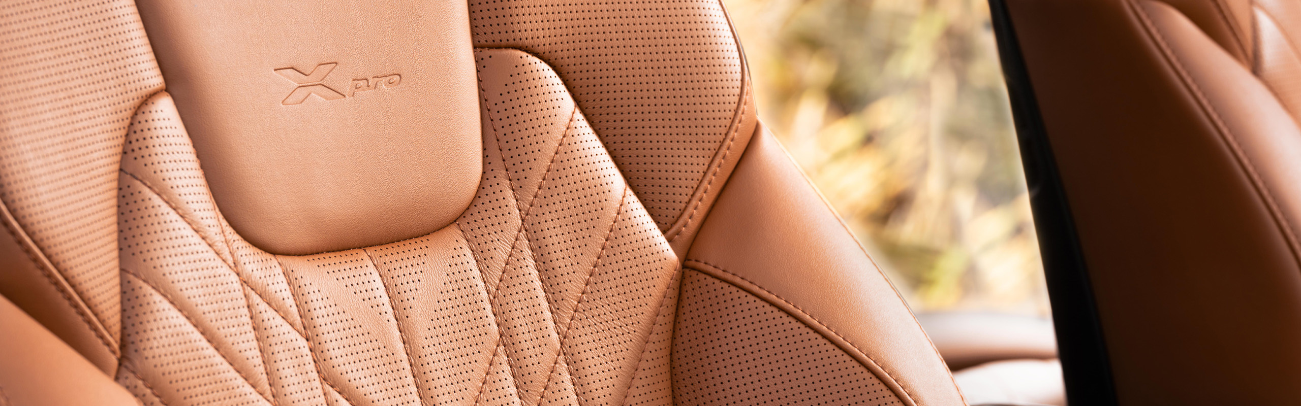 Primer plano de los asientos de cuero premium en el interior del Kia Telluride 2023