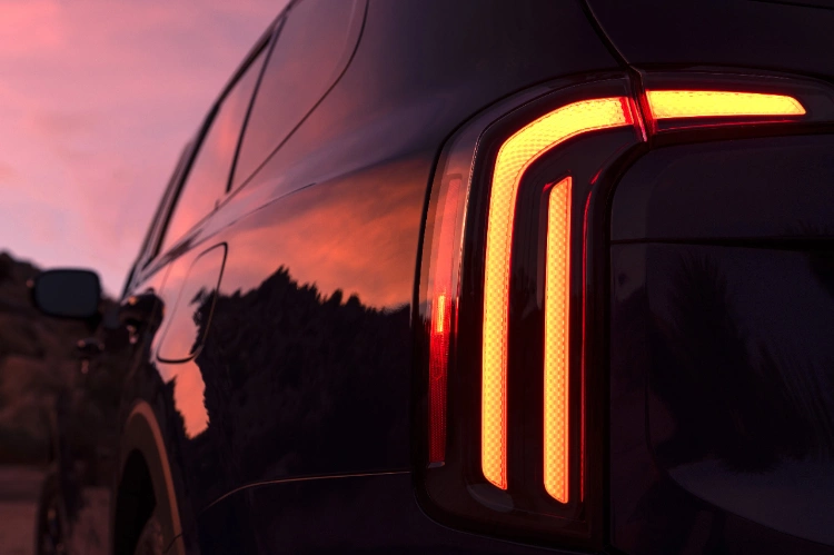 2024 Kia Telluride LED Tail Lights At Dawn Close-Up 