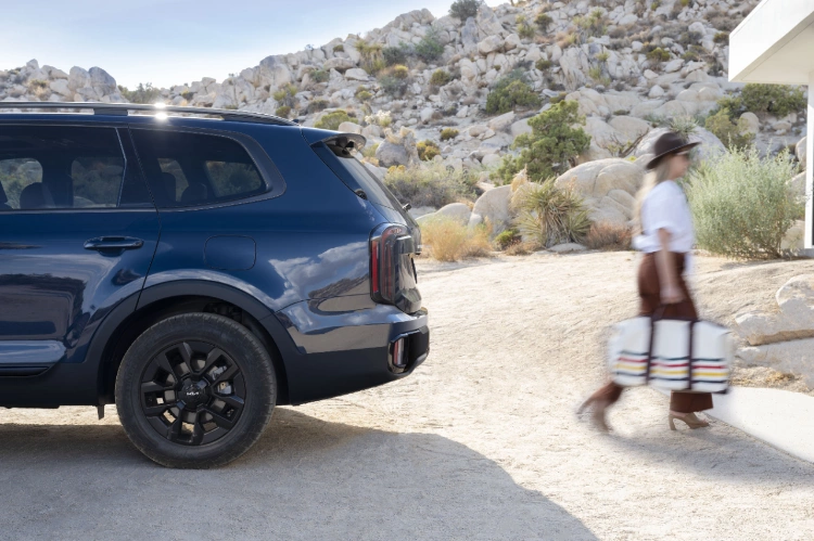 2024 Kia Telluride Utilizing Smart Power Tailgate By Auto-Closing As The Driver Walks Away Side-View