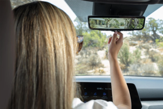 2024 Kia Telluride Driver Adjusting The Full Display Digital Rear-View Mirror
