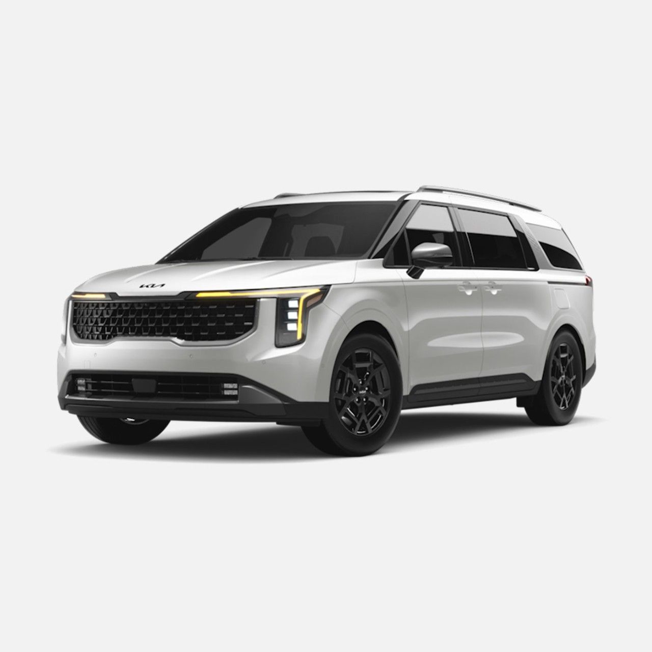 Ángulo lateral frontal del Kia Carnival Hybrid 2027, minivan eléctrica en color blanco hueso, mostrando sus líneas elegantes y la parrilla frontal.
