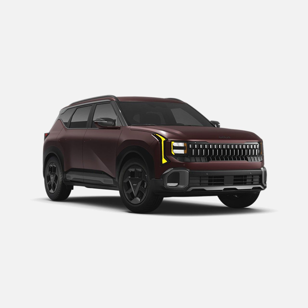 Se muestra un Kia Seltos 2027 desde el frente en un ángulo leve, con líneas de carrocería definidas, ruedas negras y faros LED distintivos. La insignia de Kia y la parrilla son prominentes, destacando el diseño audaz y moderno del SUV.